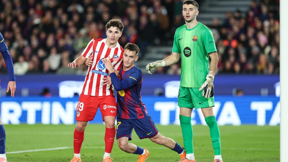 Julián Álvarez, Marc Casadó, and Joan García during a Barcelona - Atlético de Madrid