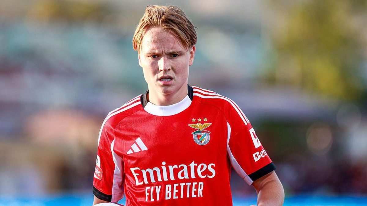 Andreas Schjelderup durante un partido con el Benfica