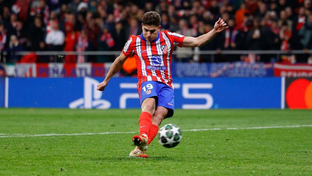Julián Álvarez durante un encuentro con el Atlético de Madrid