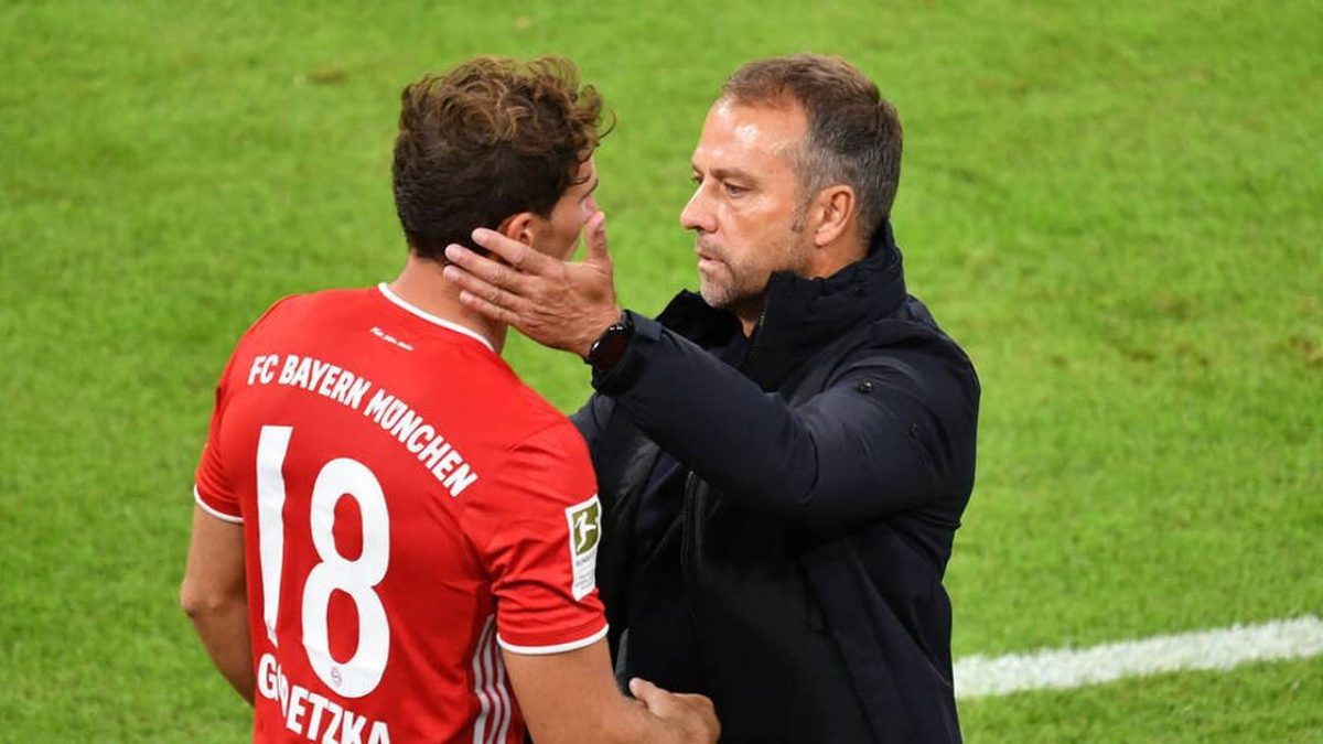 Leon Goretzka and Hansi Flick during a match of Bayern Munich