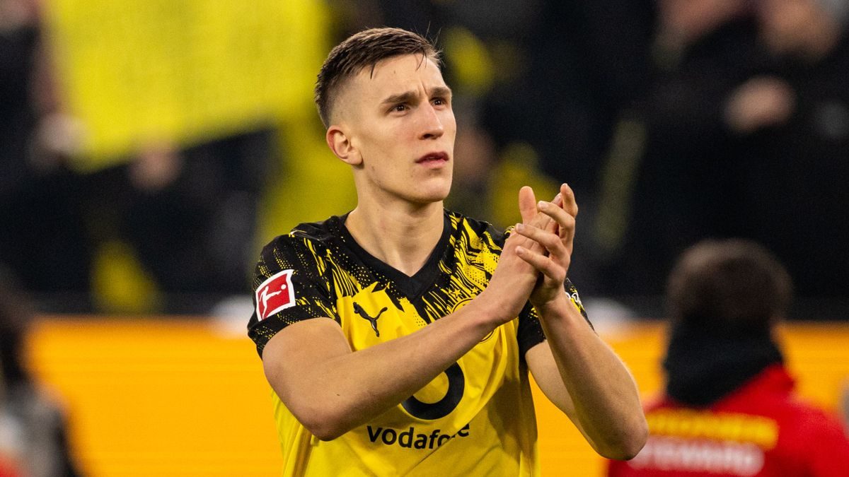 Nico Schlotterbeck durante un partido con el Borussia Dortmund