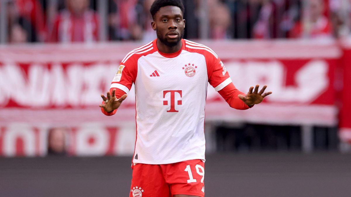 Alphonso Davies durante un partido con el Bayern de Múnich