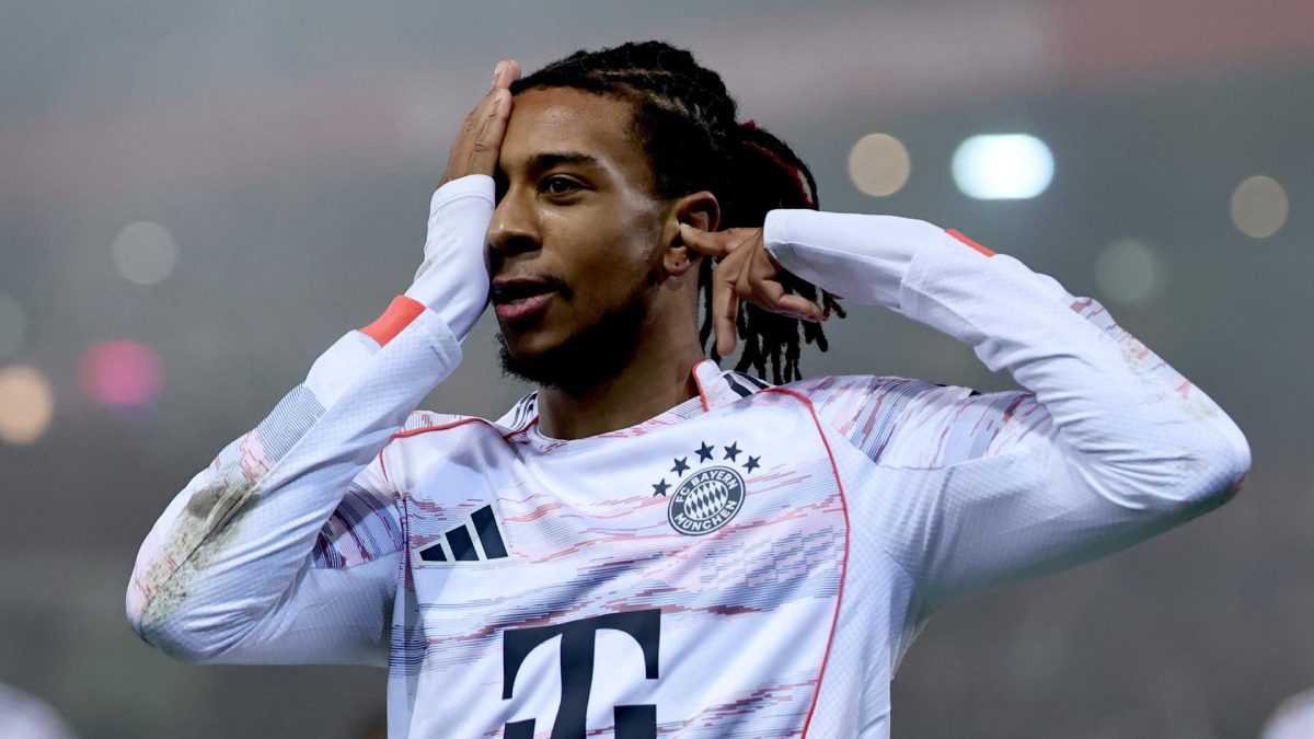 Michael Olise celebra un gol anotado con el Bayern de Múnich