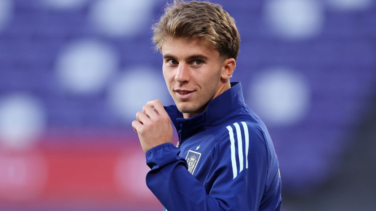 Pablo Barrios, focused with the Spanish national team