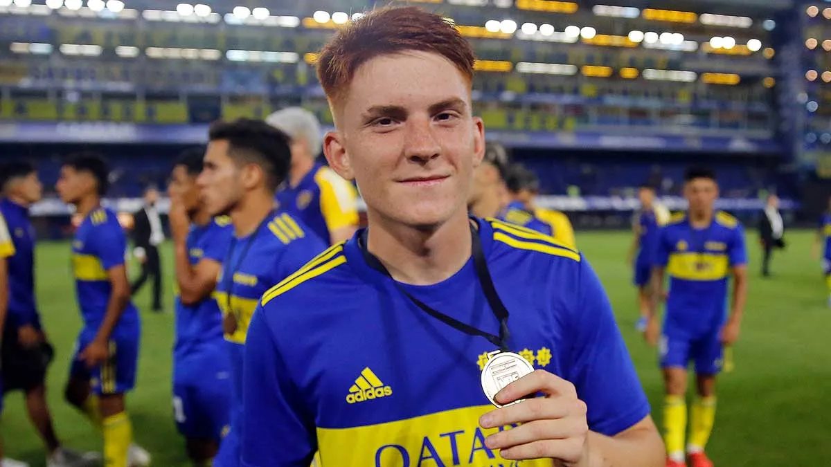 Valentín Barco celebra un título cosechado con Boca Juniors