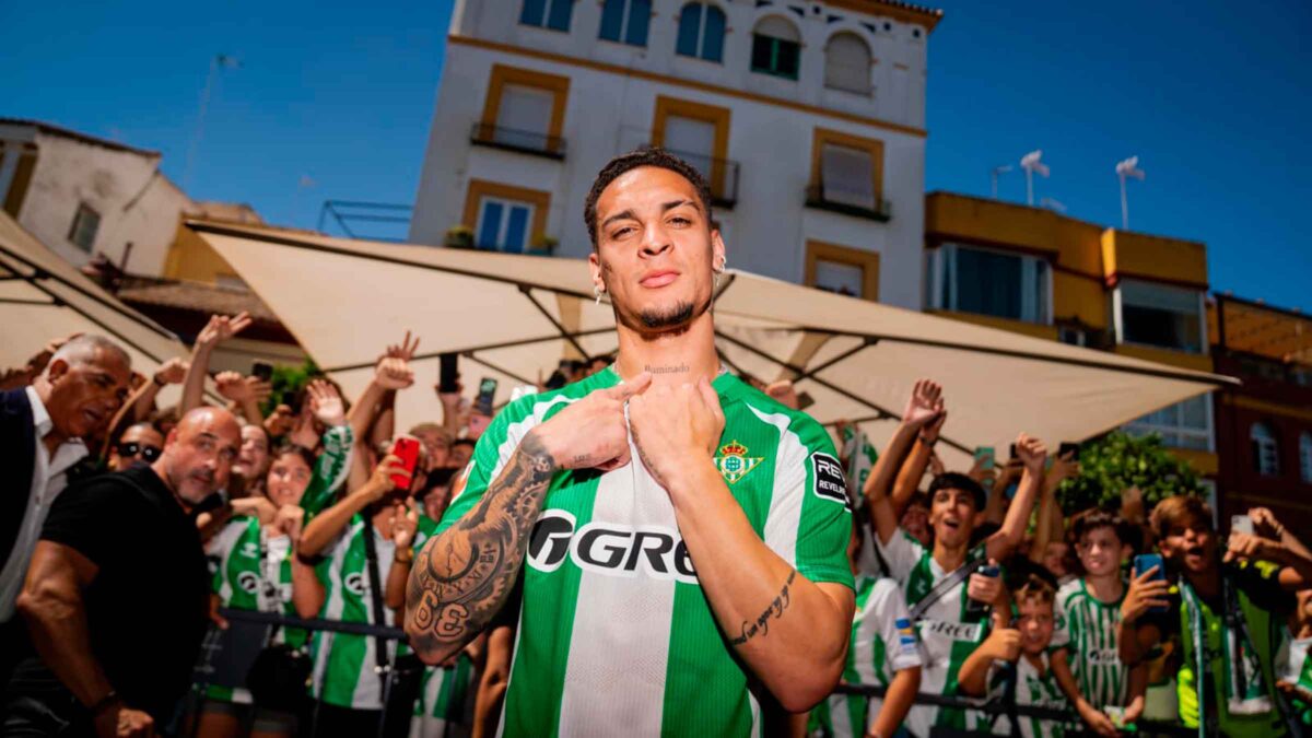 Antony, durante su presentación oficial con el Real Betis