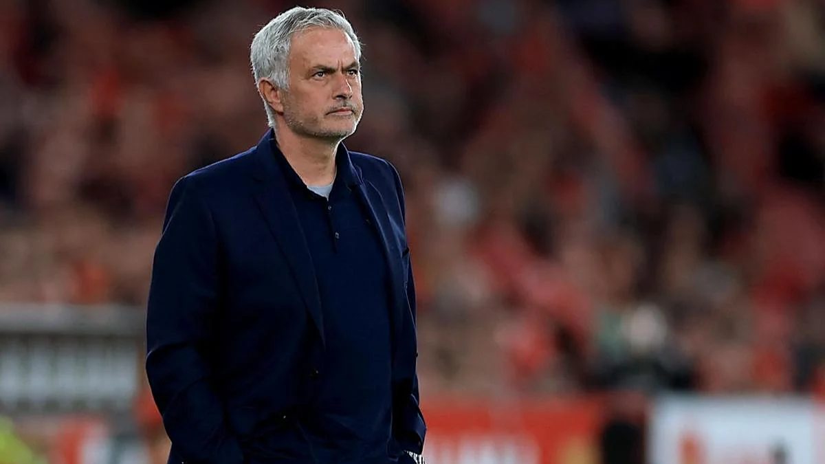 José Mourinho durante un encuentro dirigiendo al Benfica