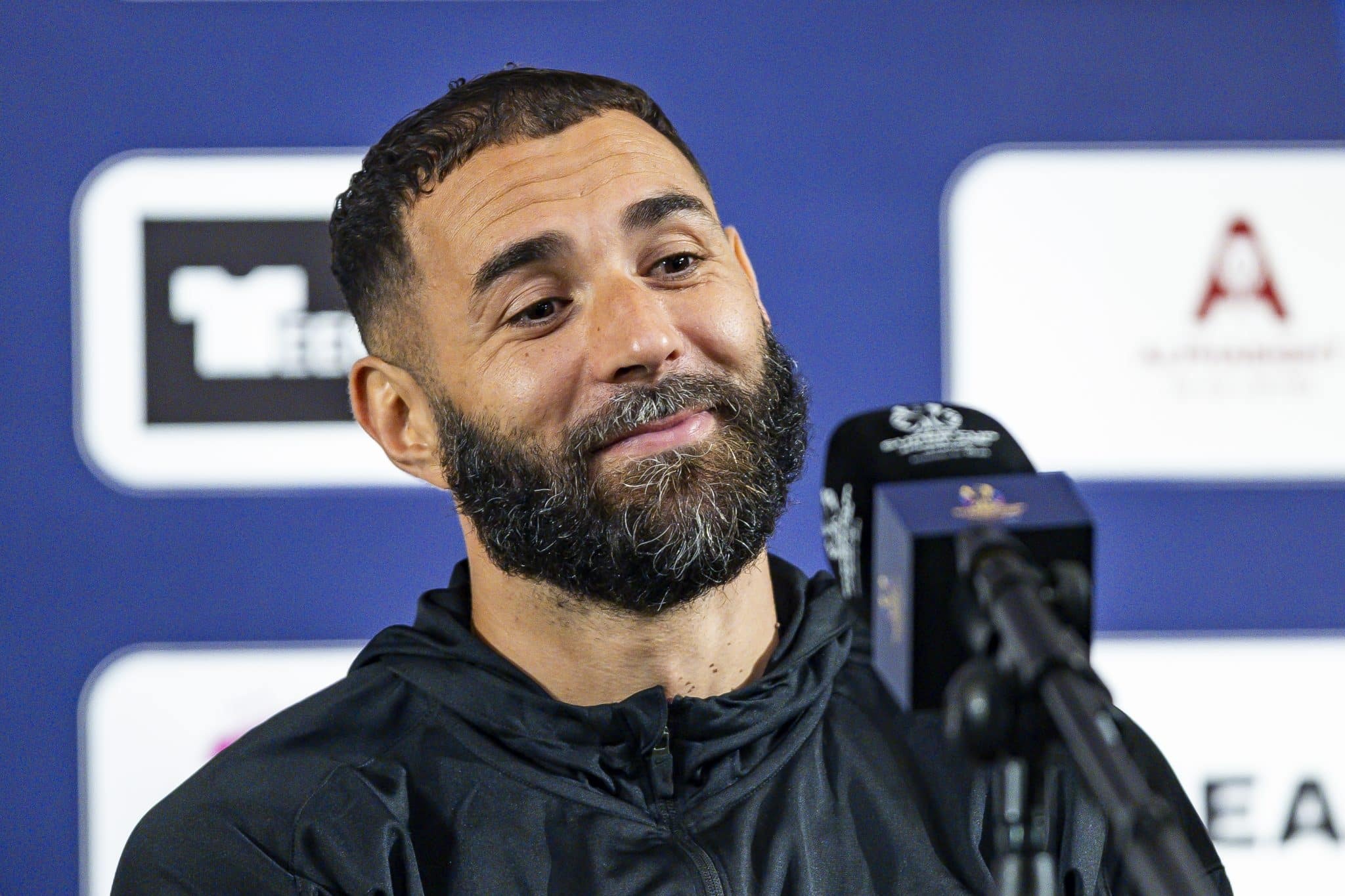 Benzema busca equipo