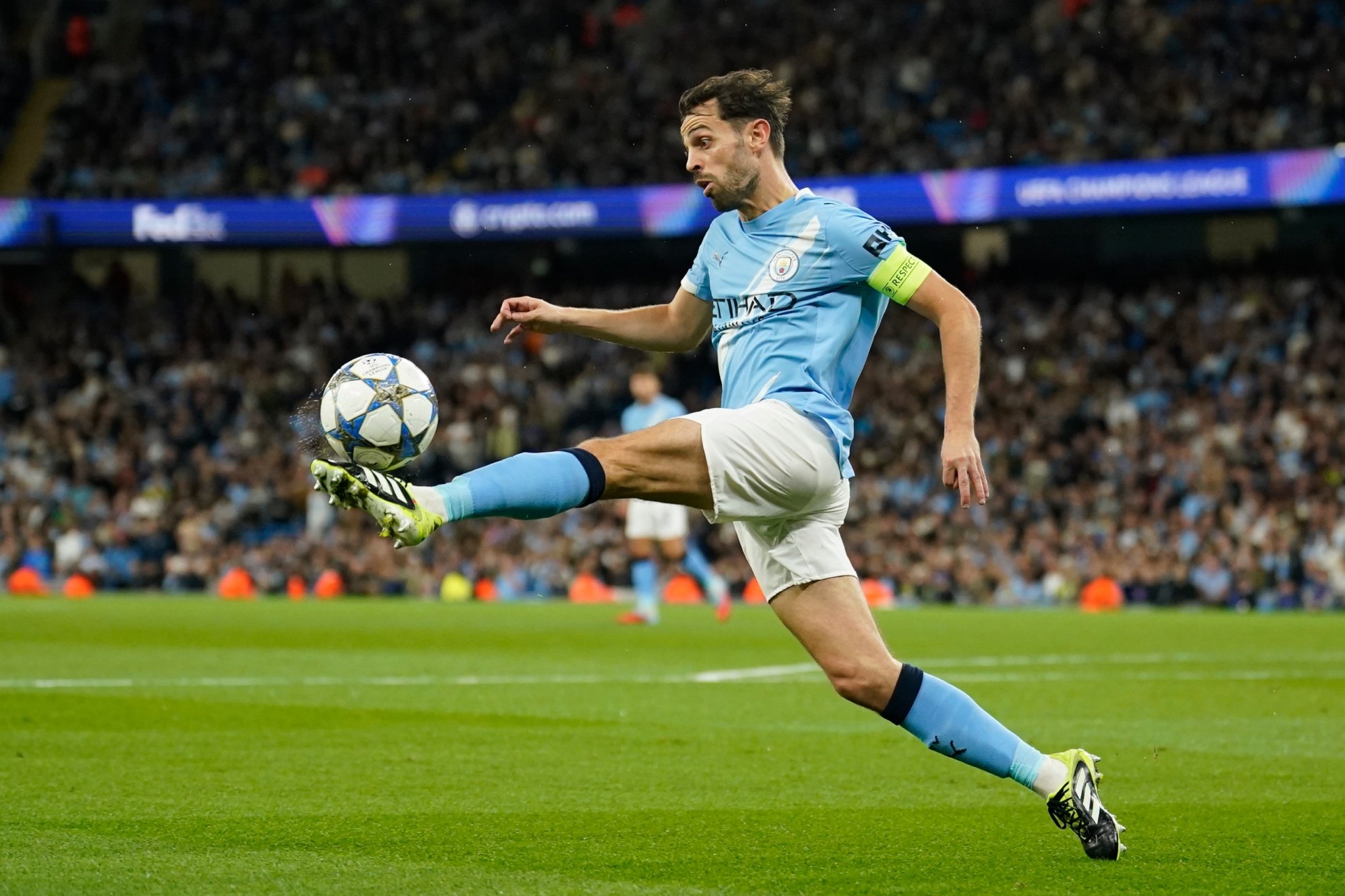 El Real Madrid se ha metido en la puja por el fichaje de Bernardo Silva para el mercado de fichajes de verano, rivalizando con Atlético de Madrid y FC Barcelona. El portugués se ha convertido en una opción importante para el conjunto merengue por petición de José Mourinho.  Según revelaron las últimas informaciones de la Cadena Ser, Florentino Pérez ha reactivado sus radares por expresa petición de José Mourinho, quien asumirá el mando del banquillo blanco a partir de este lunes.  El preparador portugués ha exigido un golpe de timón inmediato en la planificación de la zona medular merengue para el próximo curso. Esta sorpresiva irrupción altera los planes de los principales rivales del fútbol español, quienes daban por hecho un duelo exclusivo para definir el destino del talentoso futbolista lusitano.  Mourinho quiere reconstruir el mediocampo del Real Madrid con Bernardo Silva El panorama en Valdebebas ha dado un giro radical con el inminente desembarco del técnico de Setúbal, cuya lista de preferencias es encabezada por Bernardo Silva. El centrocampista portugués se encuentra en una situación idílica para cualquier coloso europeo al quedar en condición de agente libre, habiendo concluido su exitoso ciclo de nueve años y veinte títulos oficiales con el Manchester City.  El nuevo timonel del vestuario de Chamartín visualiza en su compatriota al líder idóneo para guiar la medular del Real Madrid, un sector que sufrirá una profunda metamorfosis debido a que el estratega ya ha comunicado que no cuenta con Eduardo Camavinga ni con Dani Ceballos para la campaña venidera.  El Real Madrid toma ventaja sobre Atlético y Barcelona por Bernardo La aparición del club blanco en escena ha congelado por completo las negociaciones que venían sosteniendo activamente el Barcelona y el Atlético de Madrid durante las últimas semanas. Aunque el futbolista internacional fue ofrecido inicialmente a los despachos madridistas, la propuesta fue desestimada por los técnicos del club en un momento donde el regreso de Mourinho aún no figurab