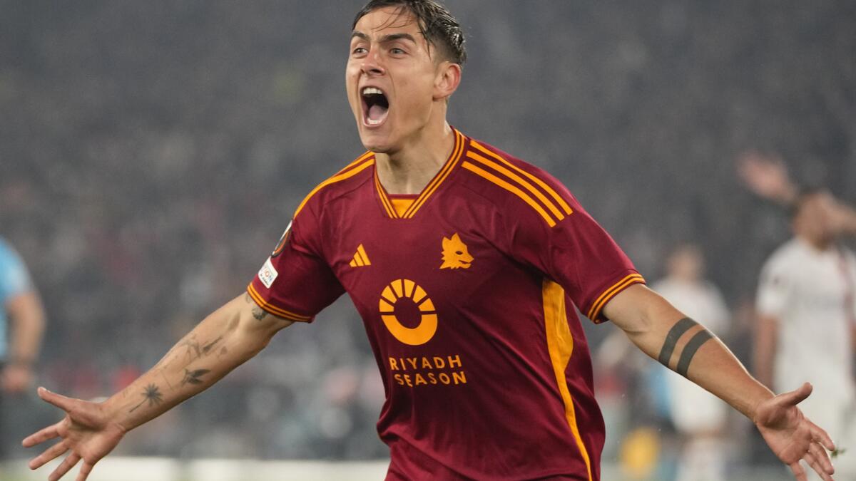 Paulo Dybala celebra un gol anotado con la Roma