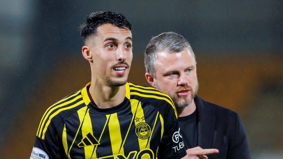 Bojan Miovski durante un encuentro con la elástica del Aberdeen