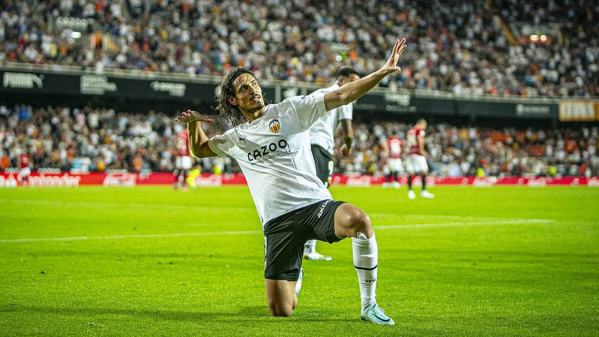 Edinson Cavani celebra un gol durante su etapa en el Valencia
