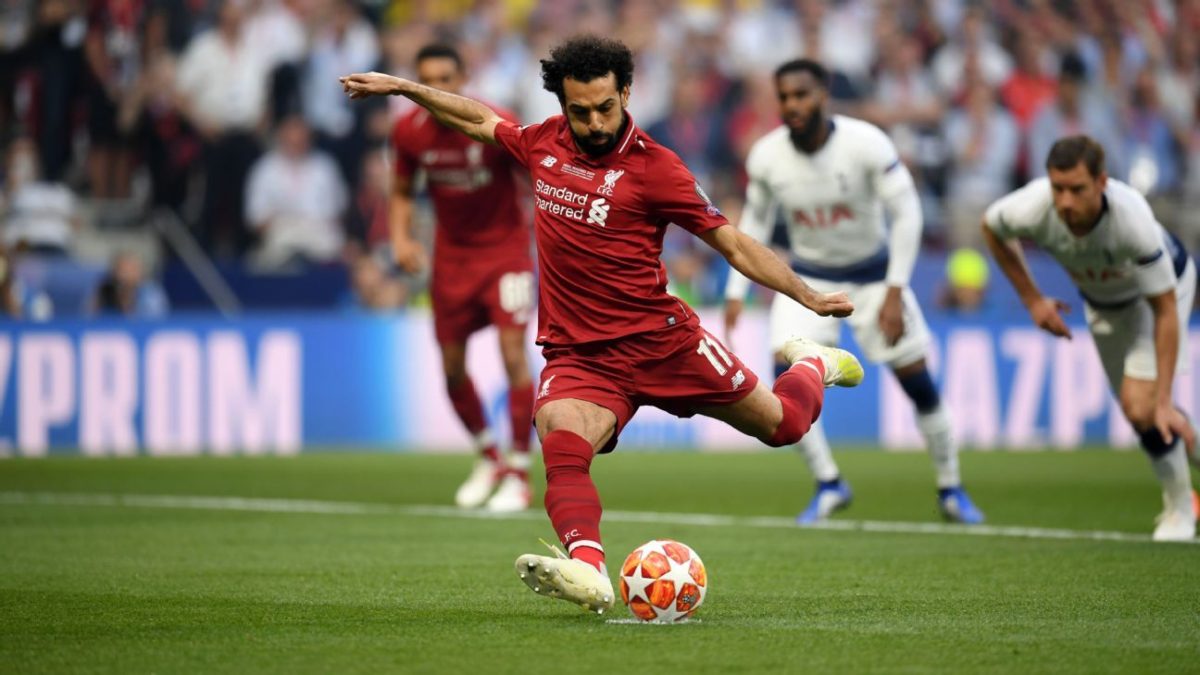 Mohamed Salah lanza un penalti durante un Liverpool - Tottenham
