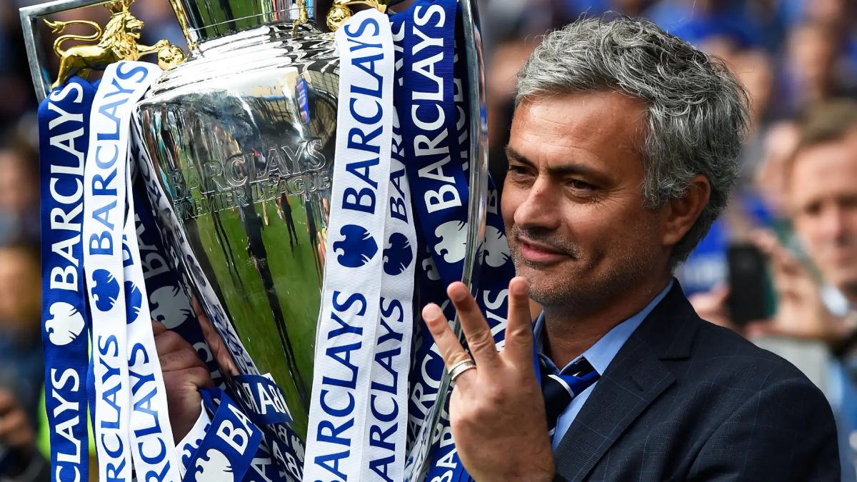 José Mourinho posa con el título de la Premier League