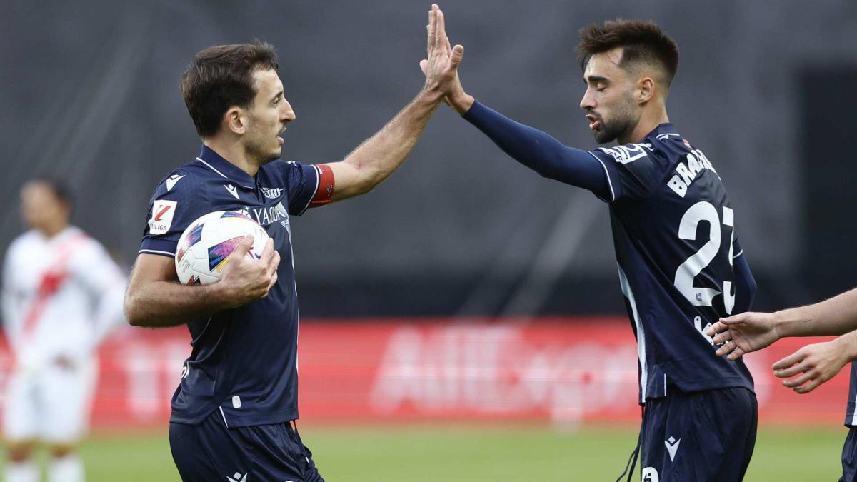 Brais Méndez y Mikel Oyarzabal celebran un gol de la Real Sociedad