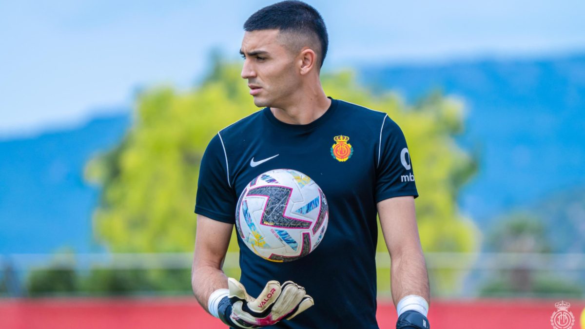 Leo Román durante un entrenamiento con el Mallorca