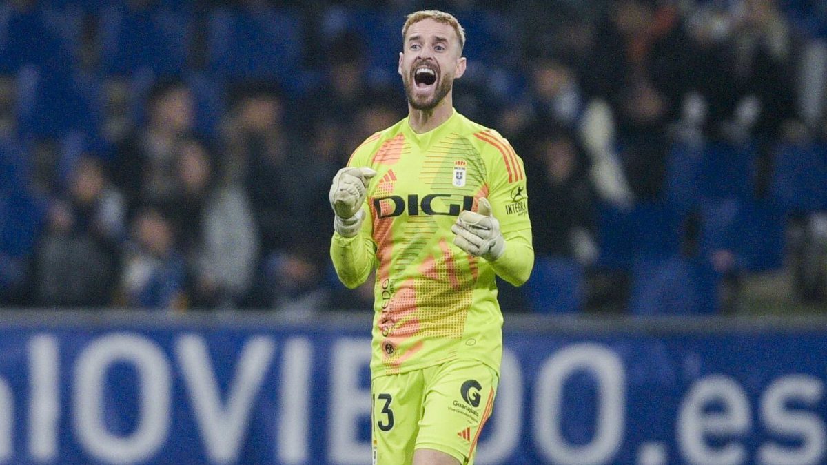 Aarón Escandell celebra un gol del Real Oviedo