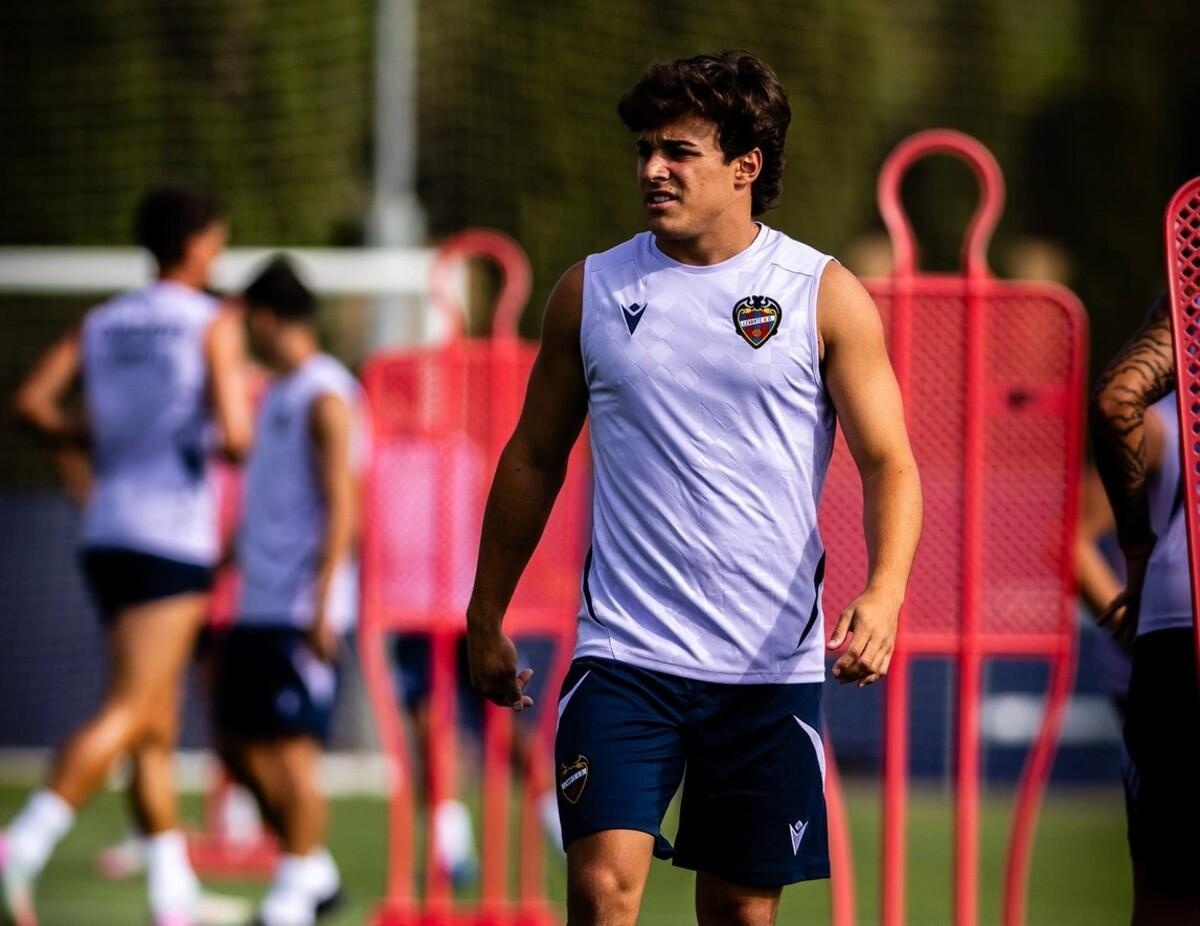 Carlos Álvarez, cerca de volver al Sevilla