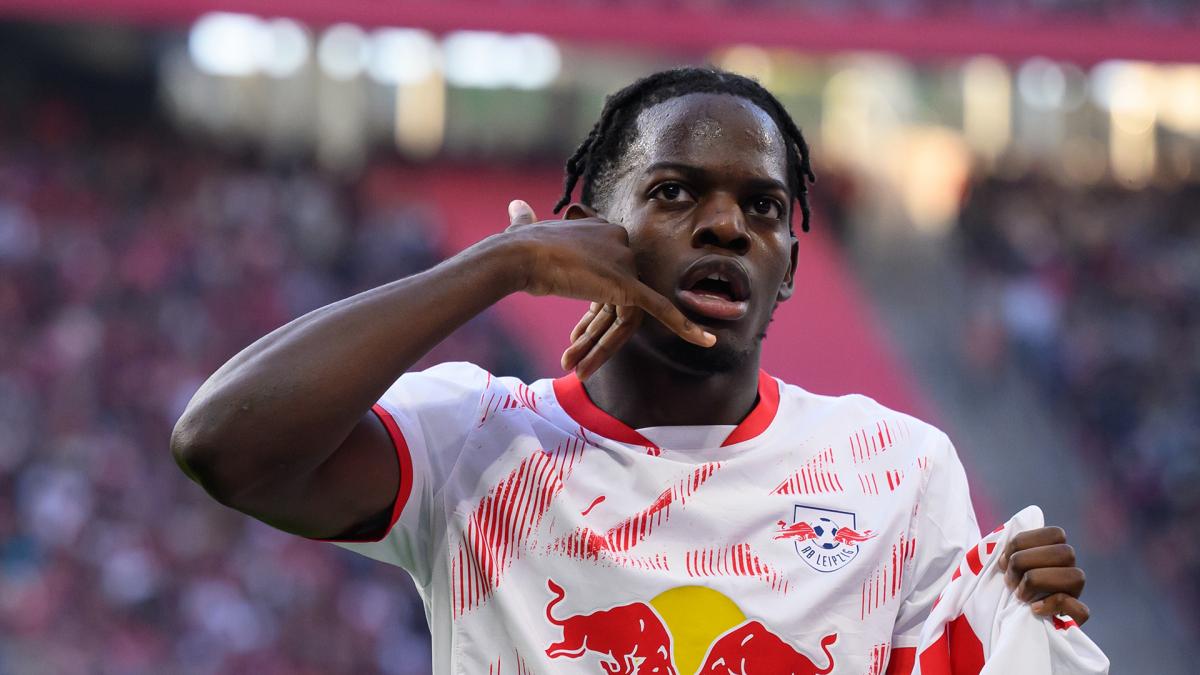 Castello Lukeba celebra un gol con el RB Leipzig