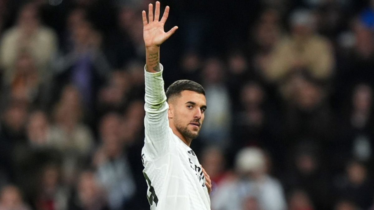Dani Ceballos saluda a la afición del Real Madrid