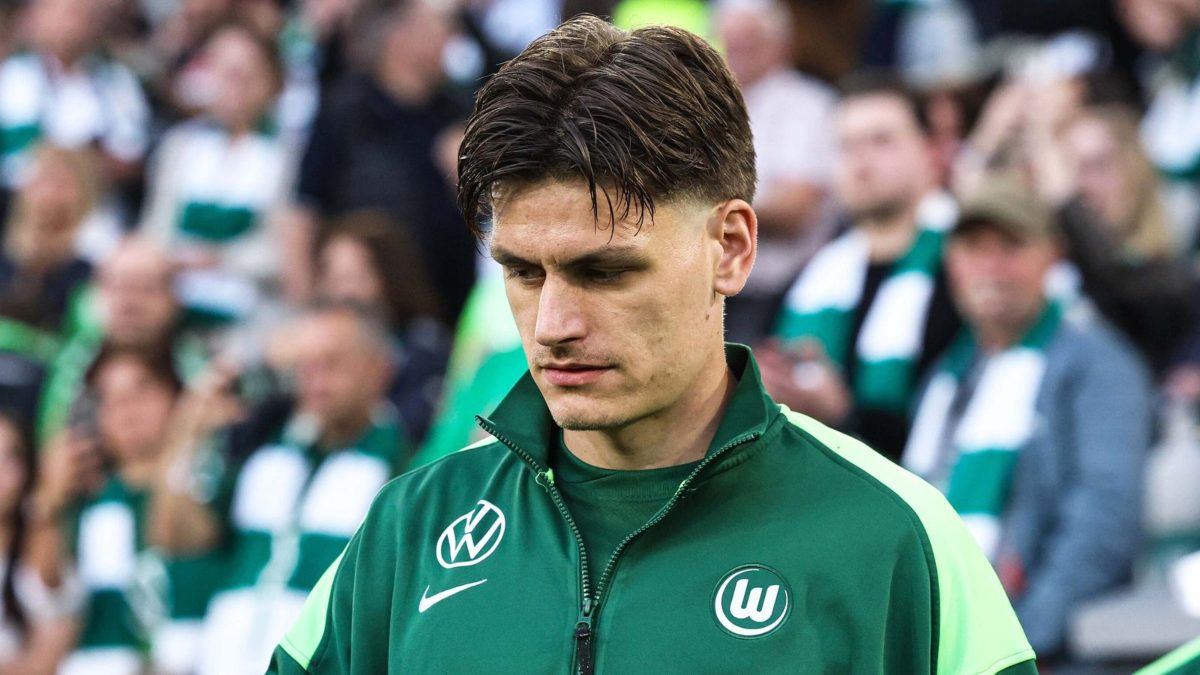 Joakim Maehle antes de un partido con el Wolfsburgo