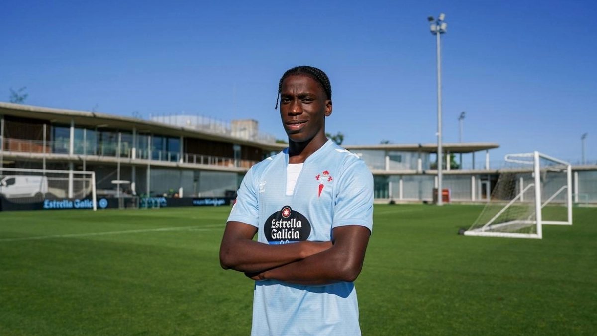 Ilaix Moriba posa con los colores del Celta de Vigo en las instalaciones deportivas