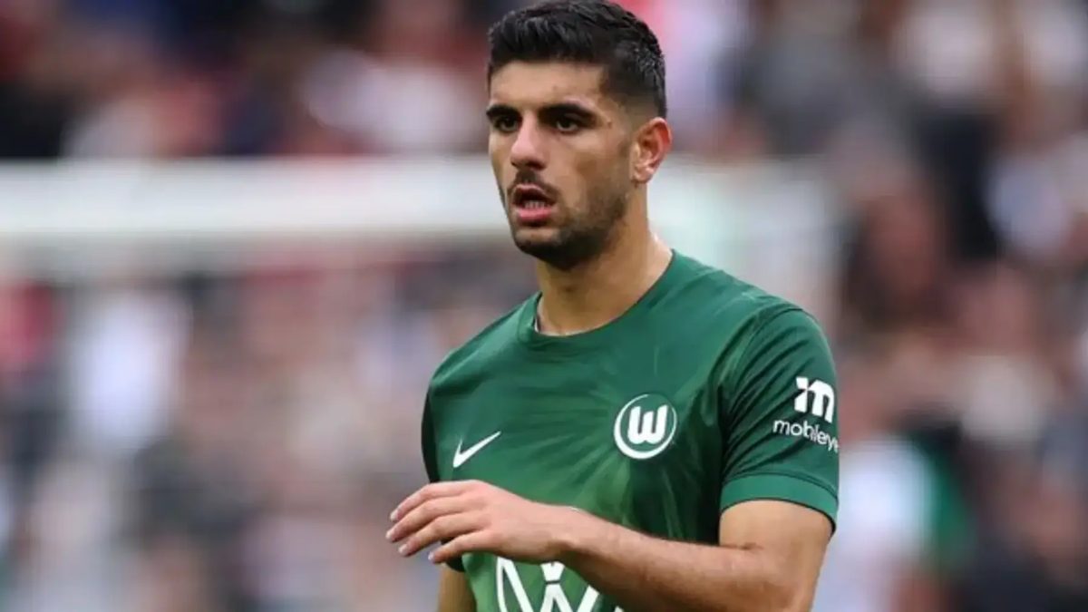 Konstantinos Koulierakis durante un partido con el Wolfsburgo