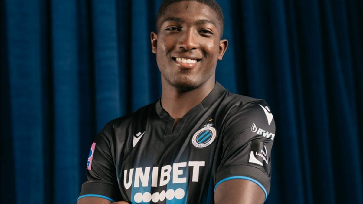 Joel Ordóñez posing in Club Brugge colors