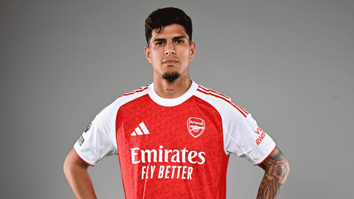 Piero Hincapié posa con la camiseta del Arsenal
