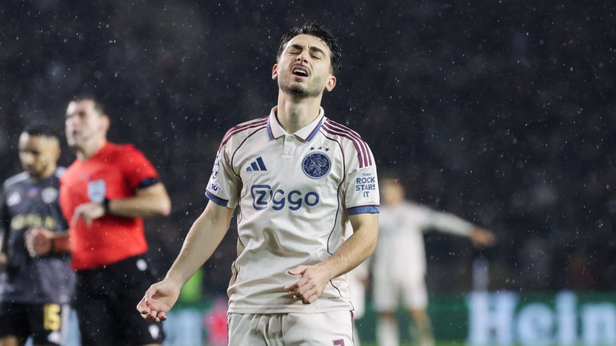 Raúl Moro lamenta una ocasión fallada con el Ajax