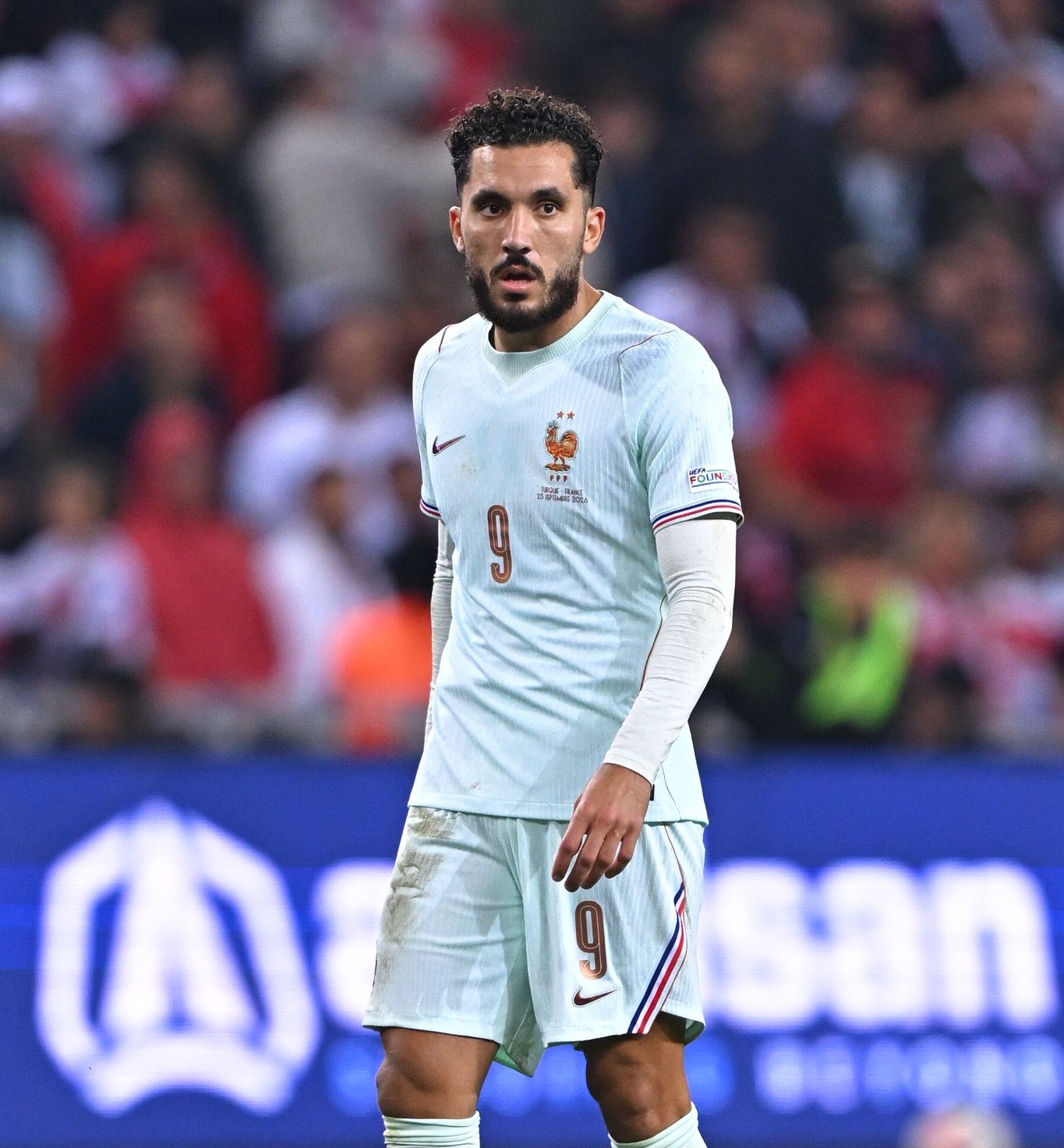 El FC Barcelona busca aprovechar el caos en Mánchester para cerrar el fichaje de Rayan Cherki
