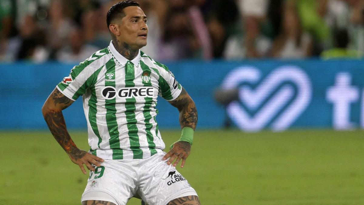 Chimy Ávila durante un partido del Real Betis