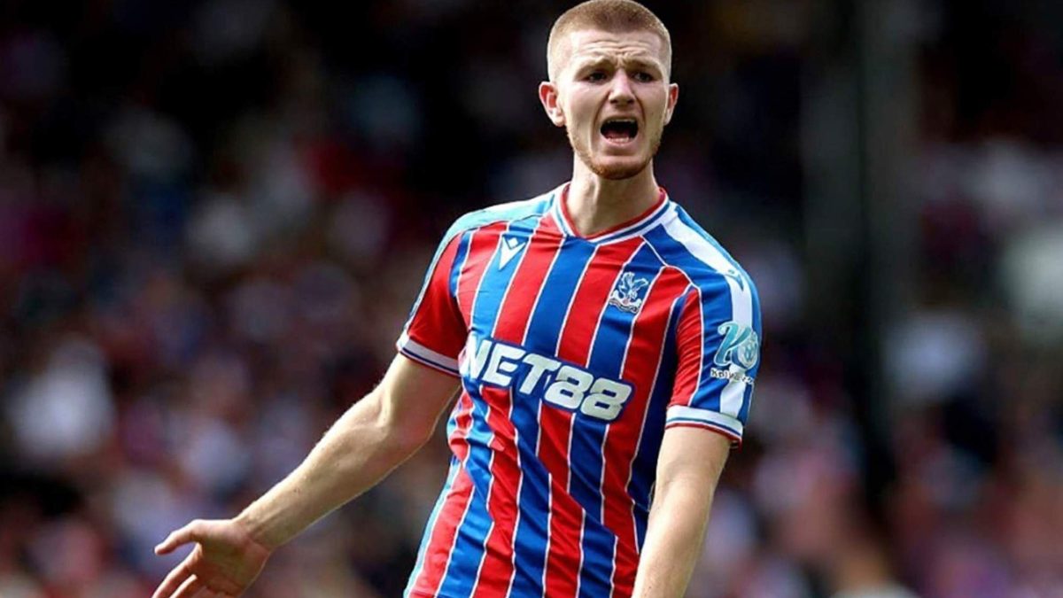 Adam Wharton durante un partido del Crystal Palace