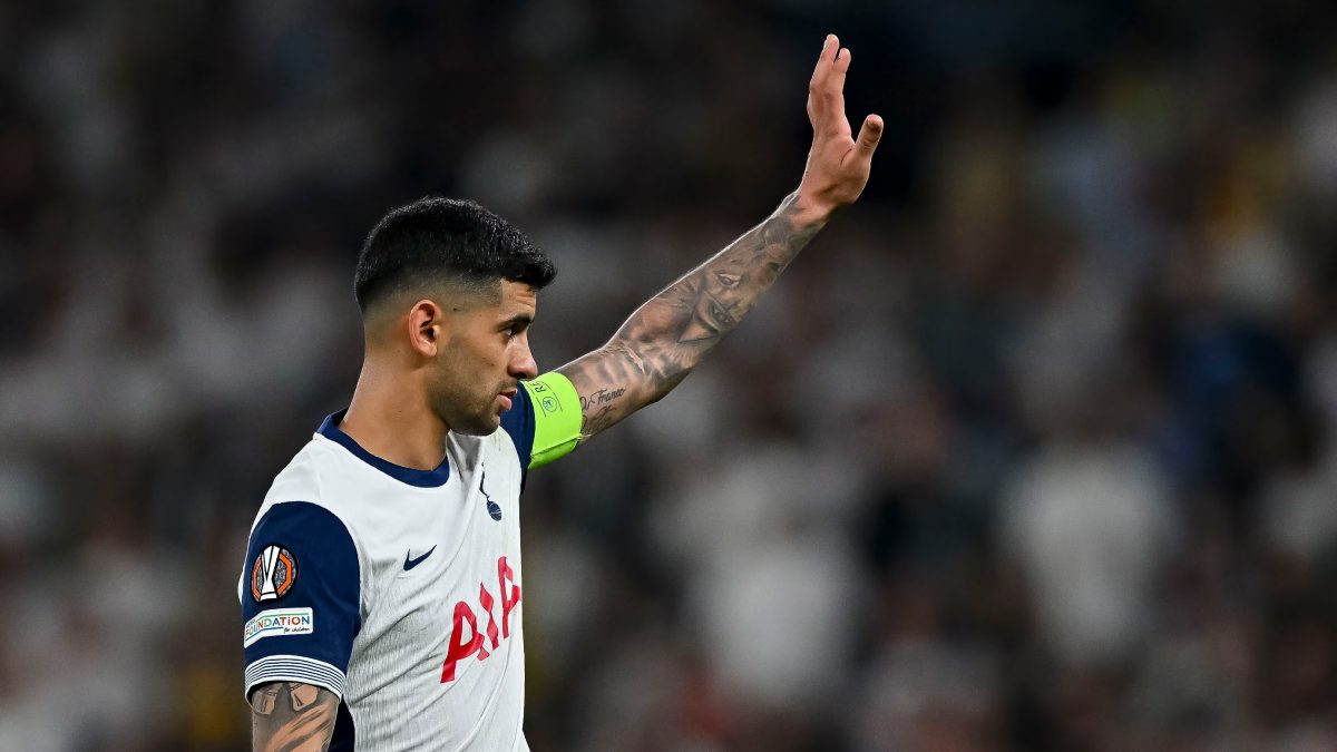 Cuti Romero durante un partido con el Tottenham