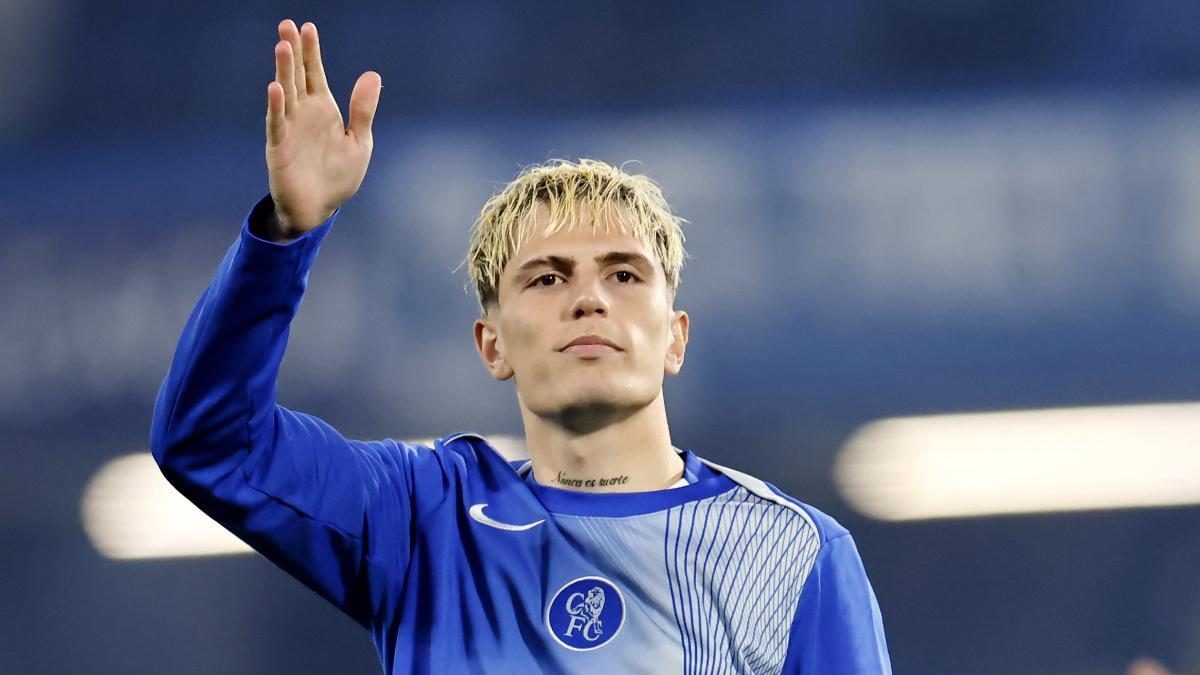 Alejandro Garnacho durante un calentamiento con el Chelsea