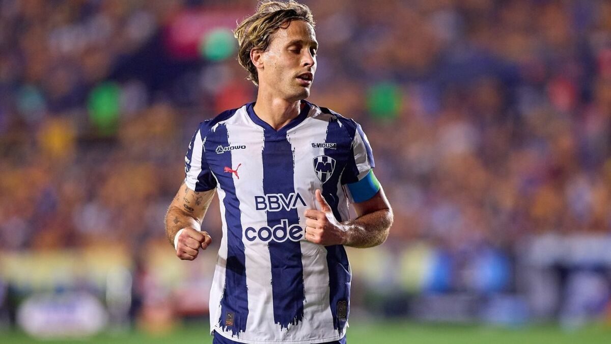 Sergio Canales durante un partido con Rayados de Monterrey