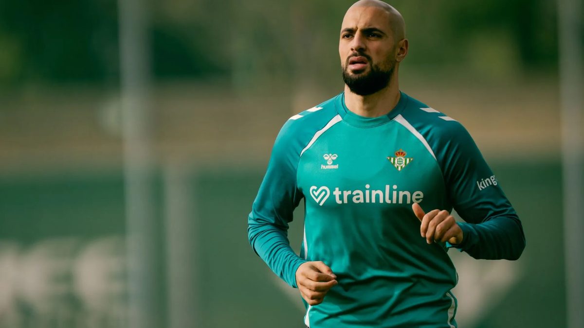 Sofyan Amrabat durante un entrenamiento con el Real Betis