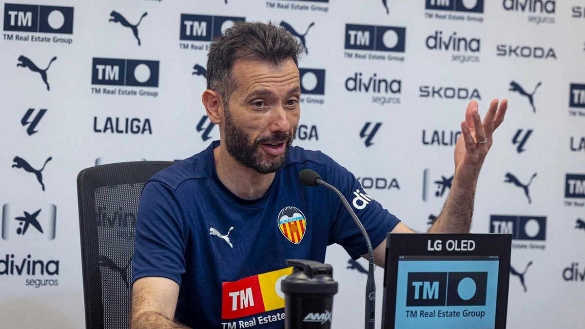 Corberán seguirá en el banquillo del Valencia