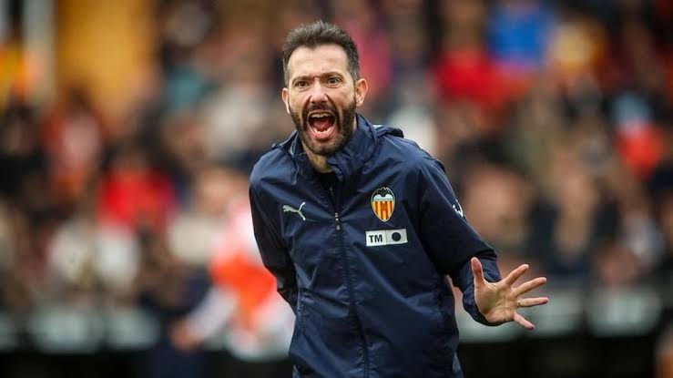 Corberán tiene un pie fuera del Valencia