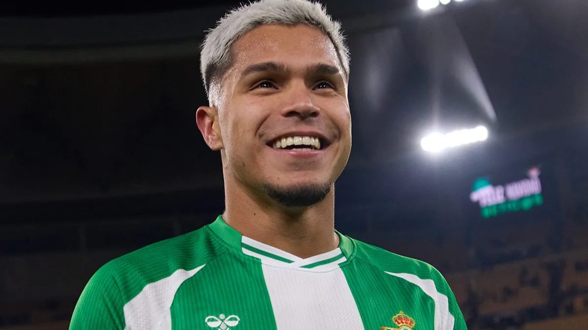 Cucho Hernández sonríe con los colores del Real Betis