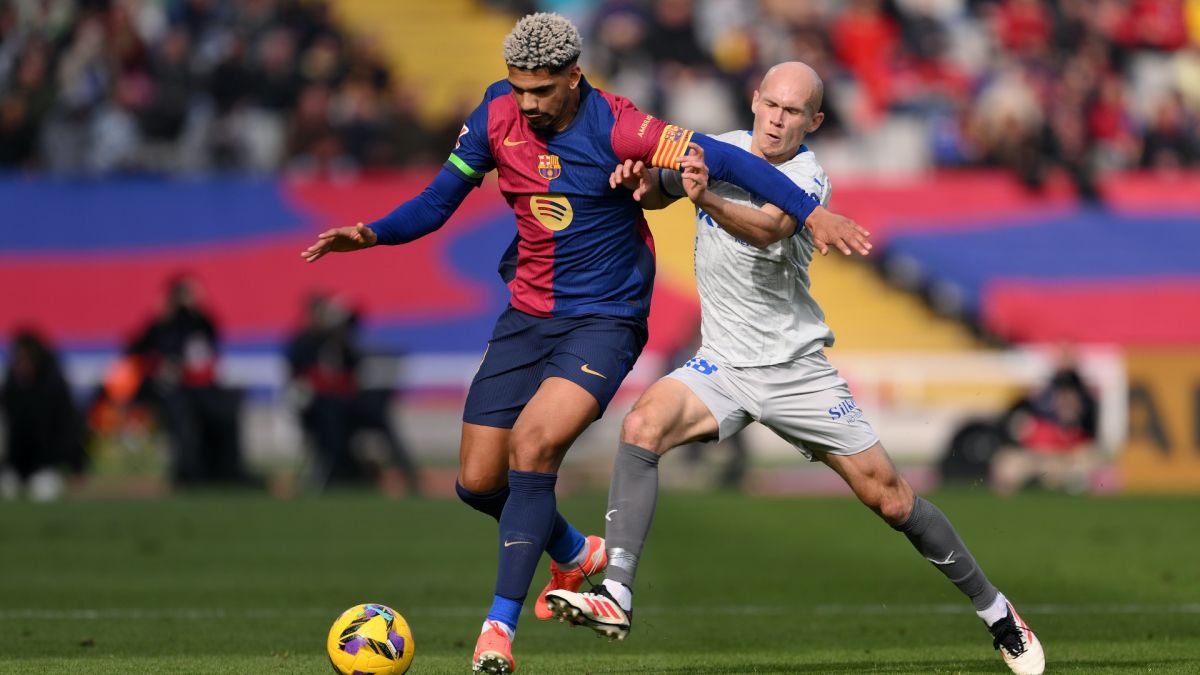 Ronald Araujo durante un Barcelona - Deportivo Alavés de Primera División