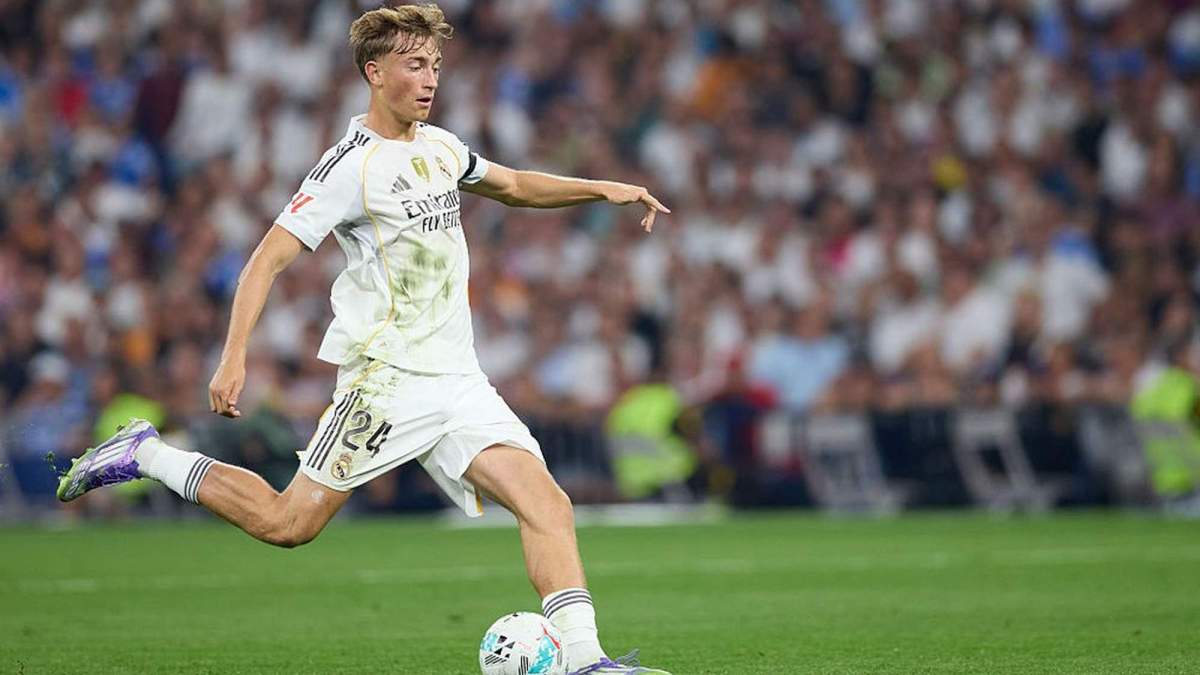 Dean Huijsen durante un partido con el Real Madrid