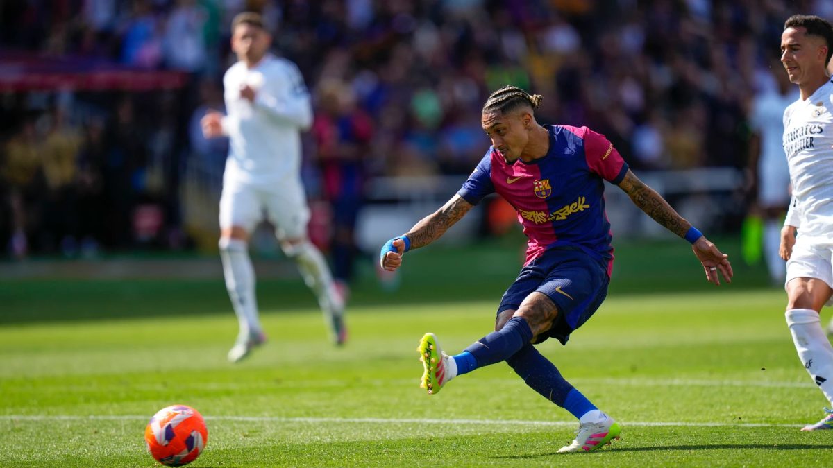 Raphinha durante un FC Barcelona - Real Madrid