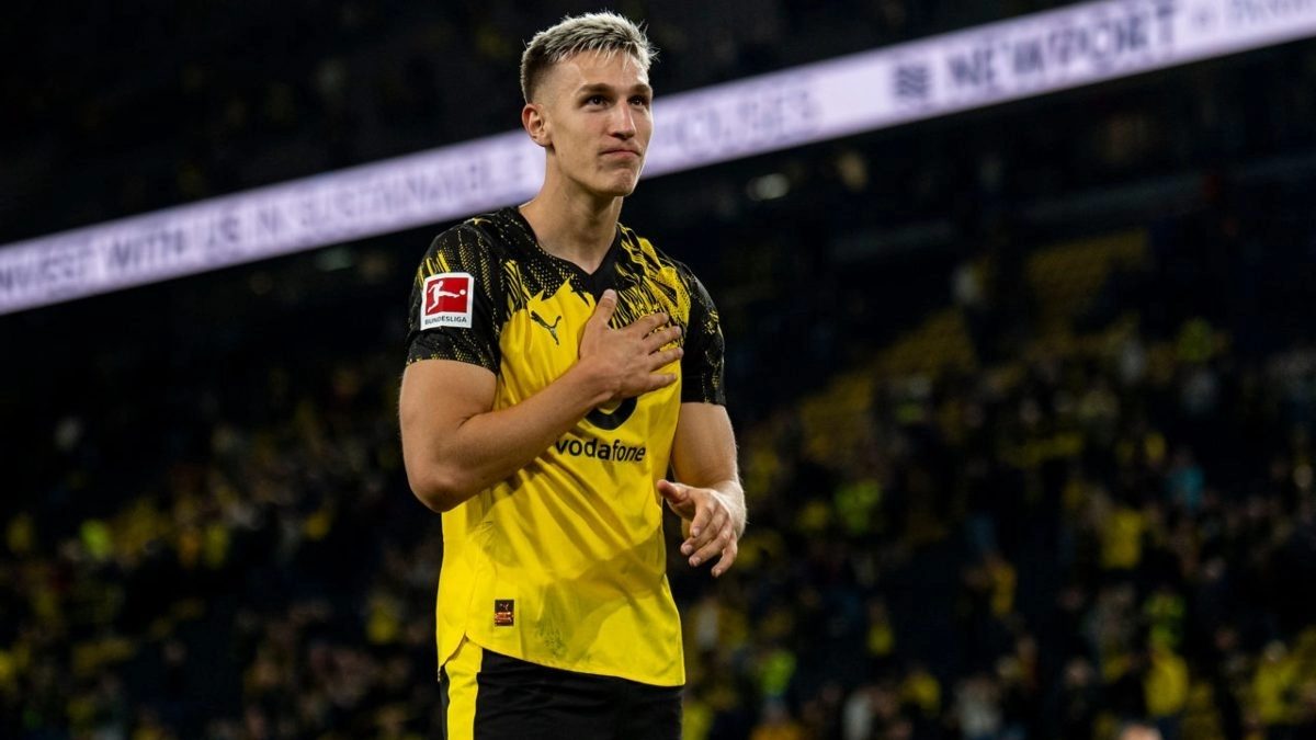 Nico Schlotterbeck durante un partido con el Borussia Dortmund