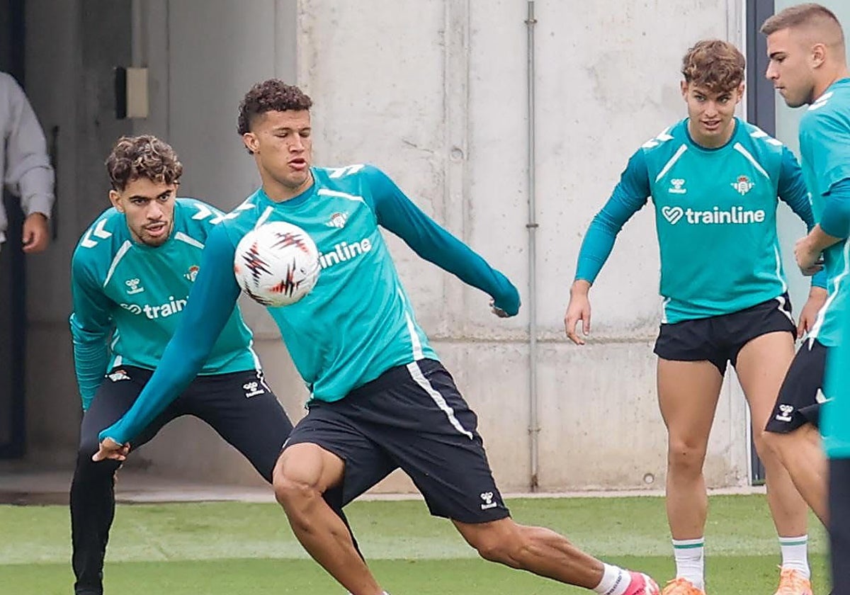 Deossa tiene un pie fuera del Betis