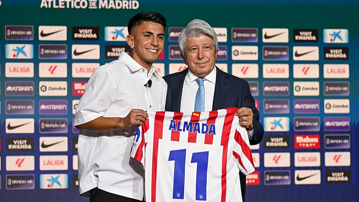 Thiago Almada durante su presentación con el Atlético de Madrid