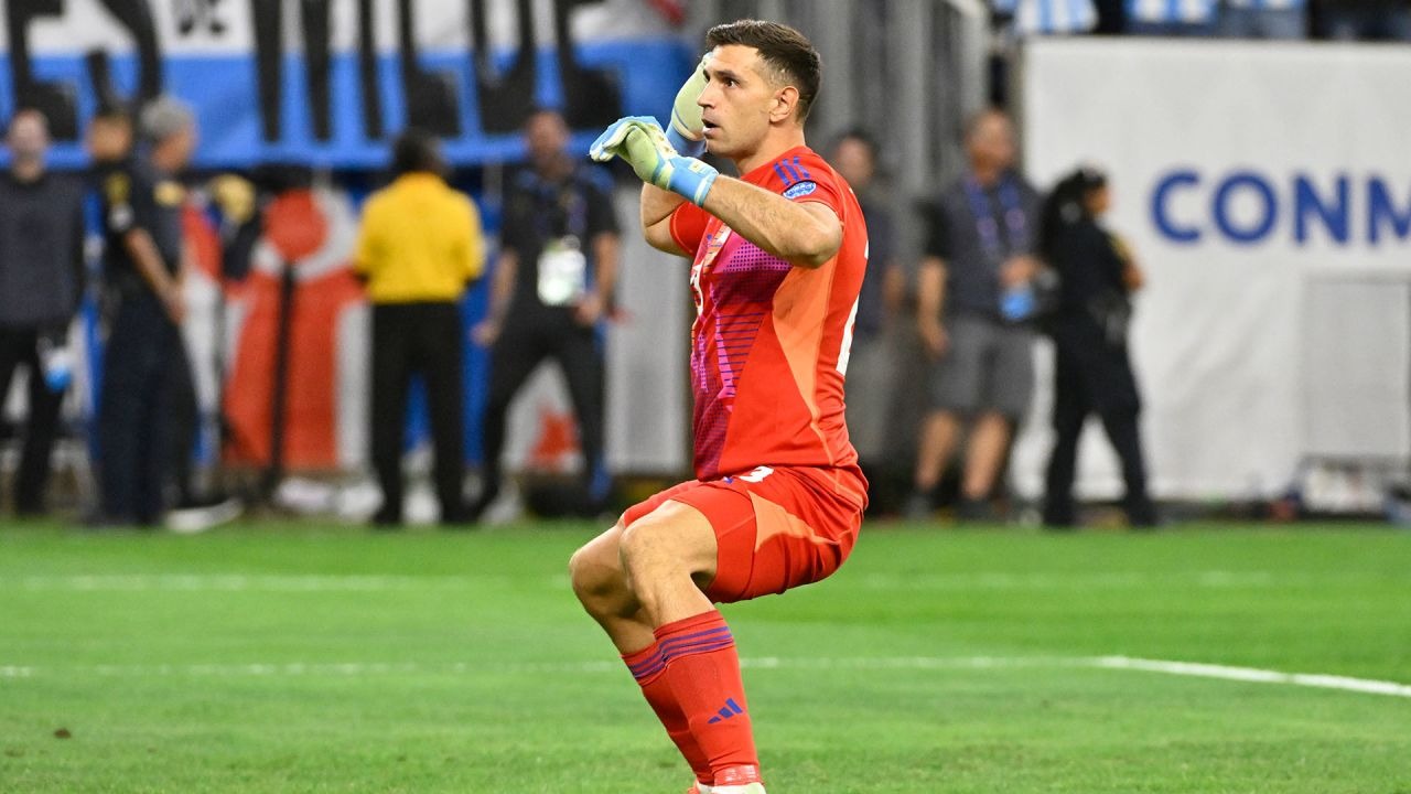 Dibu Martínez vuelve a ser objetivo del Manchester United