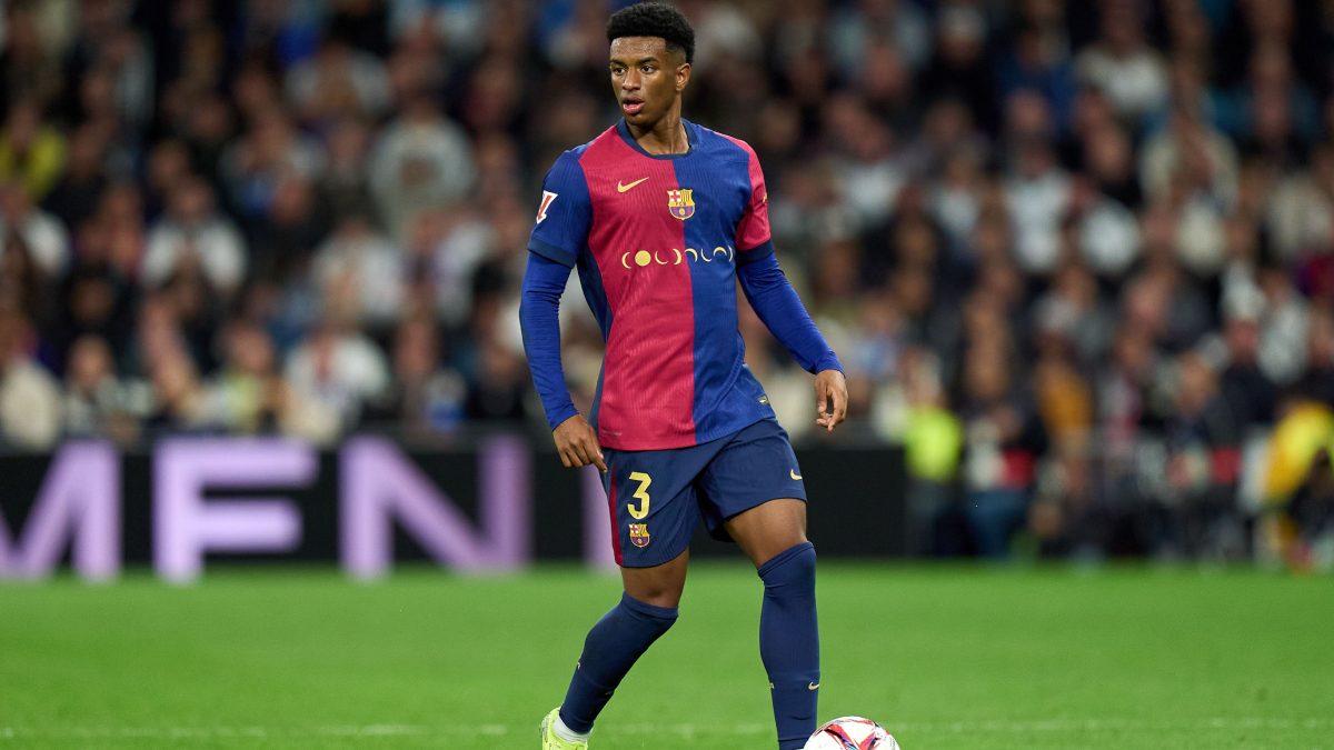 Alejandro Balde durante un partido con el Barcelona