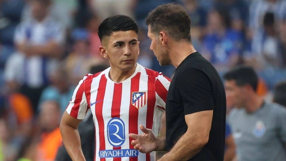Thiago Almada y el Cholo Simeone durante un partido del Atlético de Madrid