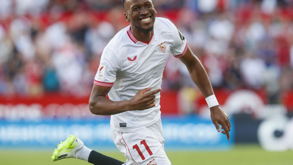 Dodi Lukébakio celebra un gol anotado con el Sevilla